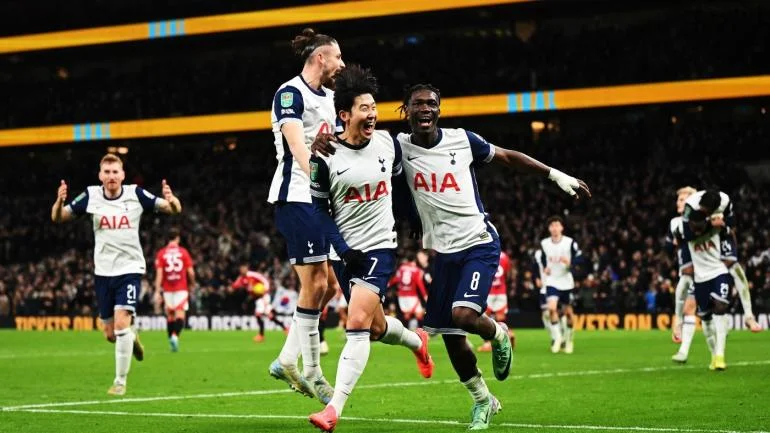 Tottenham overlever defensive tap i EFL Cup-seieren over Man United, går videre til semifinale for å holde troféhåpet i live